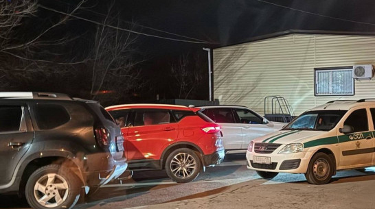 Воронежец на полдня заперся от приставов в арестованном BMW X5