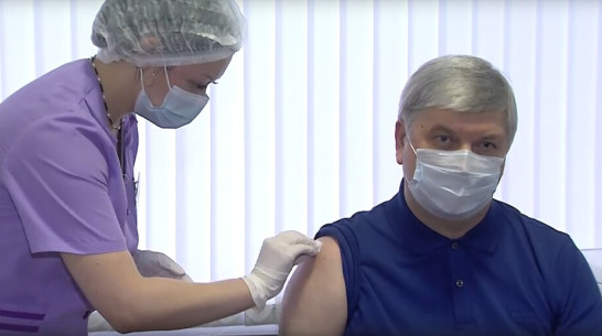«Прививку делать не страшно». Губернатор Воронежской области вакцинировался от COVID-19