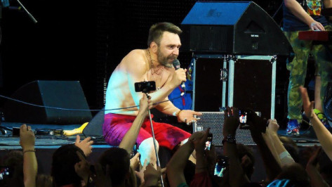 Певца Сергея Шнурова перед концертом в Воронеже оштрафовали за мат на сцене