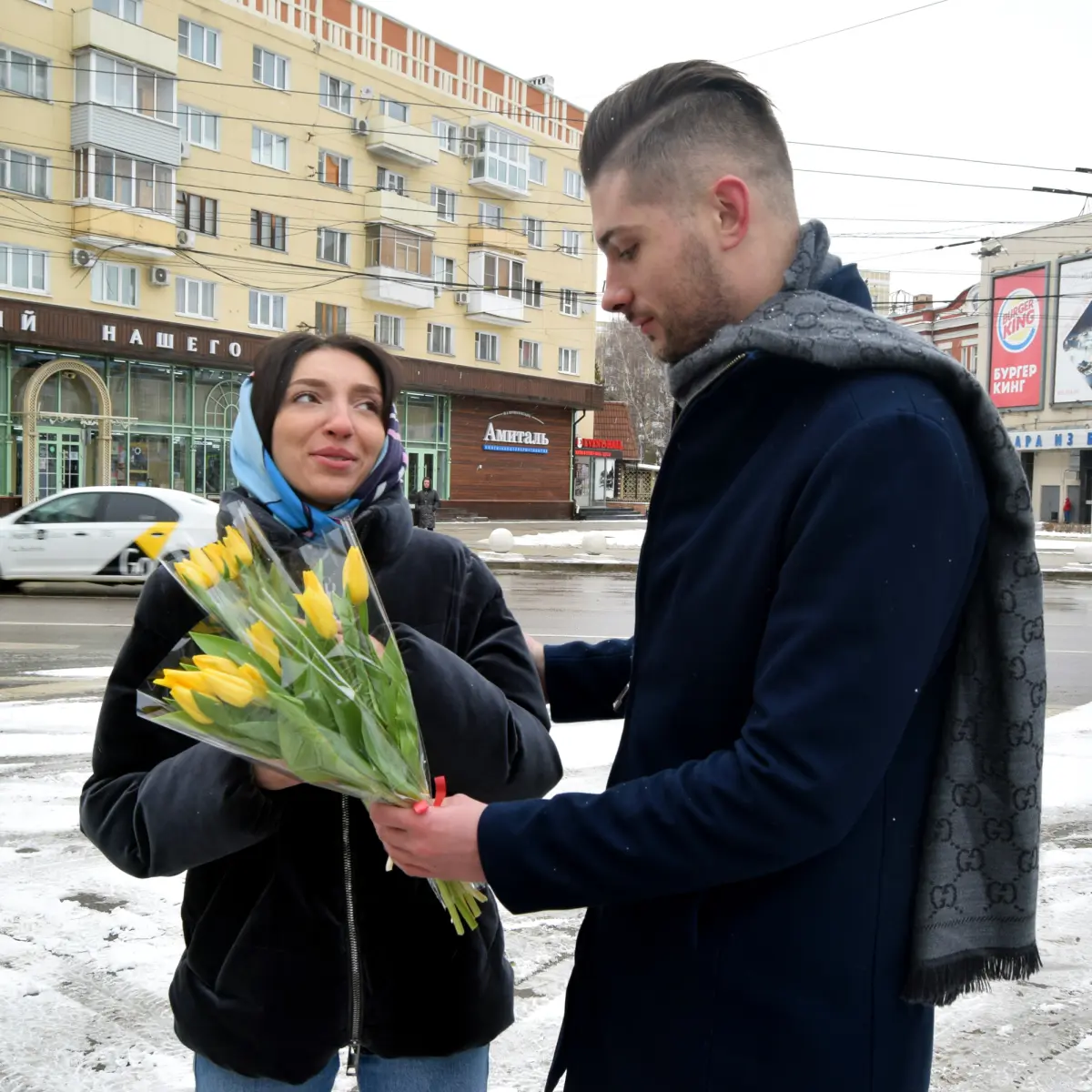 Консультации по ковиду и цветы. Врач-блогер из Воронежа поздравил женщин с  8 Марта