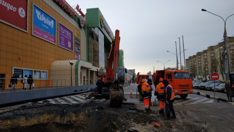 Парковку возле торгового центра в Воронеже перекопали из-за коммунальной аварии