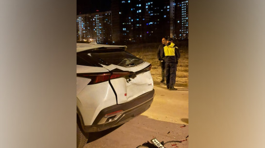 В воронежском ЖК «Лазурный» грузовик протаранил несколько автомобилей на парковке