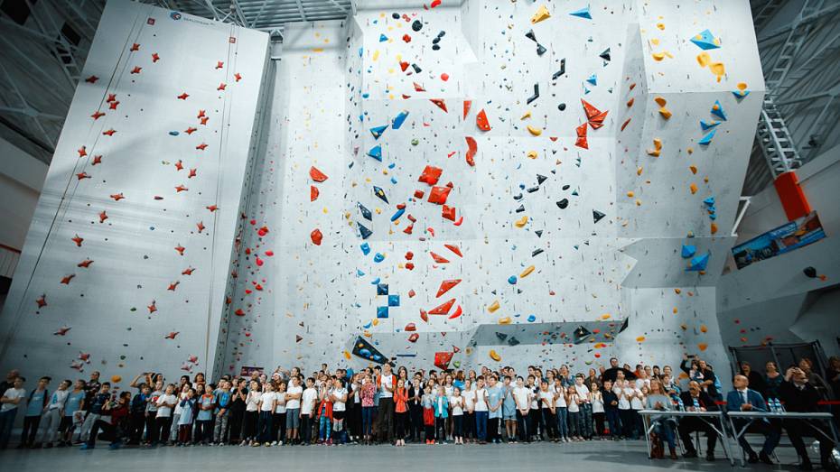В воронежском спортцентре открылся первый в России передвижной скалодром международного уровня