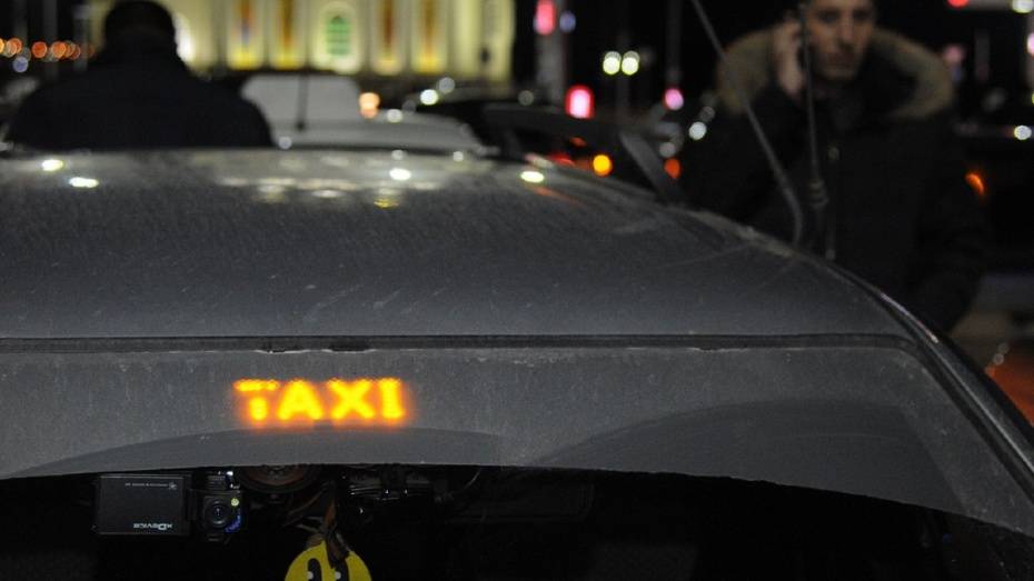 В Воронеже пассажиры попытались задушить таксиста из-за дорогой поездки