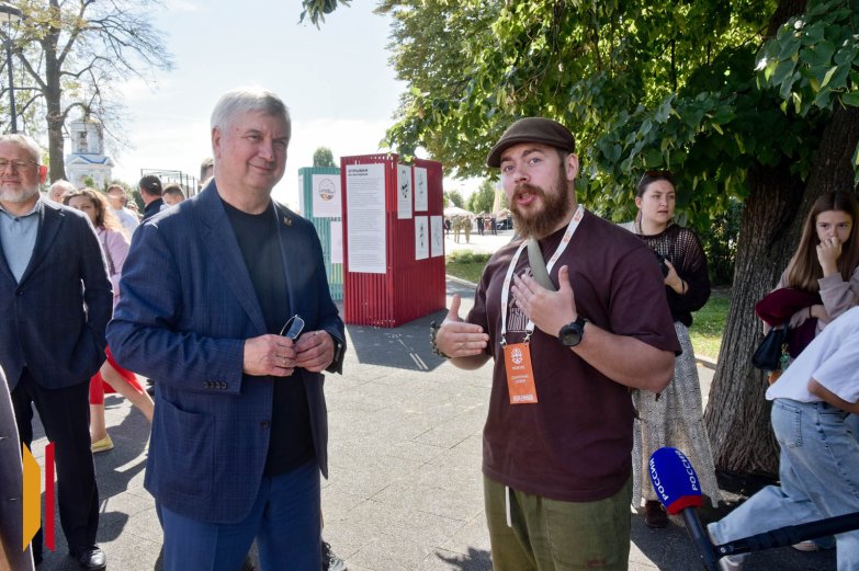 А.В.Гусев изучает современное искусство