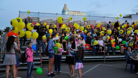 На акции #ВместеЯрче воронежцы запустили в небо 500 шаров со светодиодами