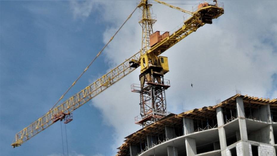 Ростехнадзор на месяц запретил эксплуатацию двух опасных башенных кранов в Воронеже