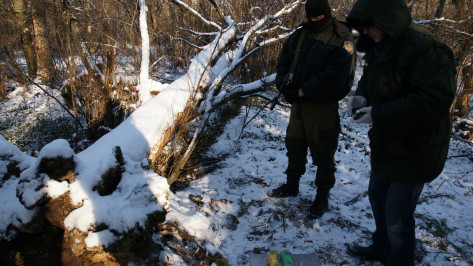 2 килограмма героина спрятали в кладбищенской земле и в корне трухлявого дерева