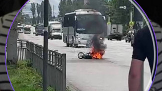 В Воронеже скутер загорелся после столкновения с «Ладой»: видео