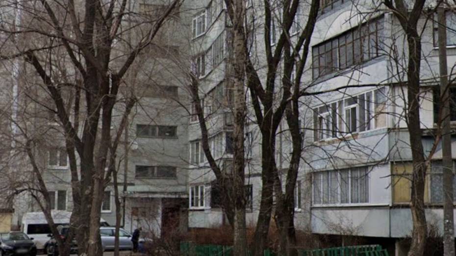 В Воронеже мужчина открыл стрельбу с балкона: видео