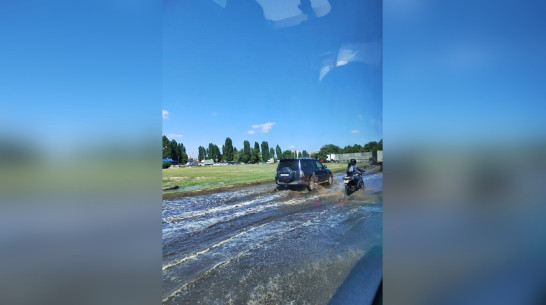 В Воронеже затопило кольцо на Обручева: образовалась большая пробка