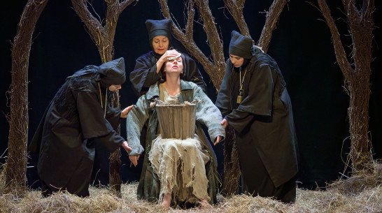 «Корова отдала нам все». В Воронеже на Платоновском фестивале показали постановку Брестского театра кукол