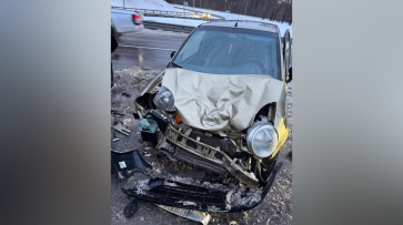 В Воронеже иномарка врезалась в металлический барьер и столкнулась с Daewoo: пострадала женщина