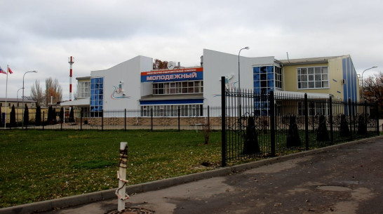 В Таловой огородили спортшколу и физкультурно-оздоровительный комплекс в целях безопасности