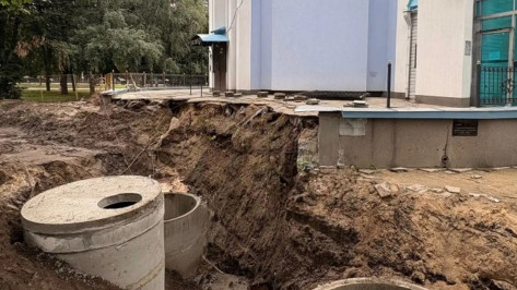 В Воронеже при ремонте канализации вынесли трубопровод из‑под входа в колокольню храма