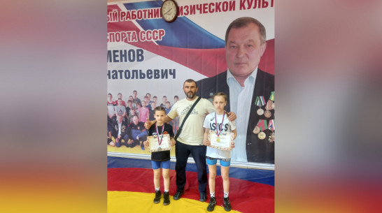 Репьевские сестры-спортсменки выиграли «золото» и «серебро» на турнире по вольной борьбе