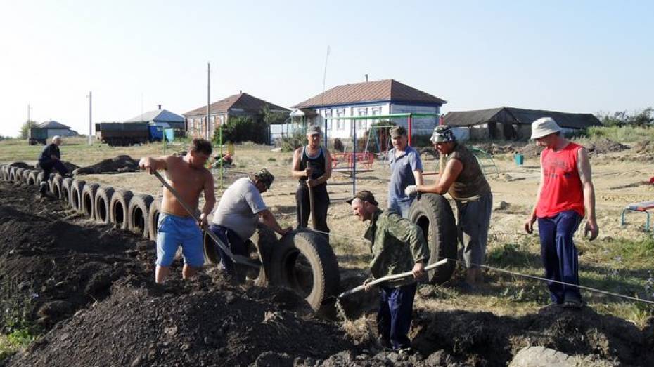 В Мазурском поселении Поворинского района появилась новая детская площадка