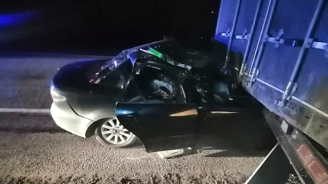 Парень на Mazda 6 врезался в фуру в Воронежской области: пострадали 2 человека