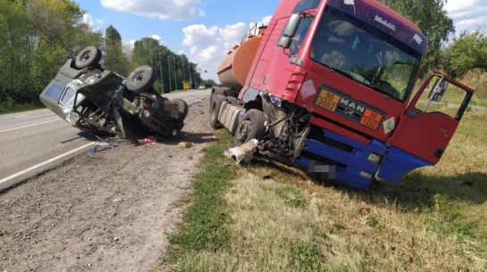 В Воронежской области автоцистерна с соляркой опрокинула уазик: пострадали 2 человека