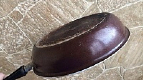 При виде полицейского житель Воронежской области бросил из окна сковородку