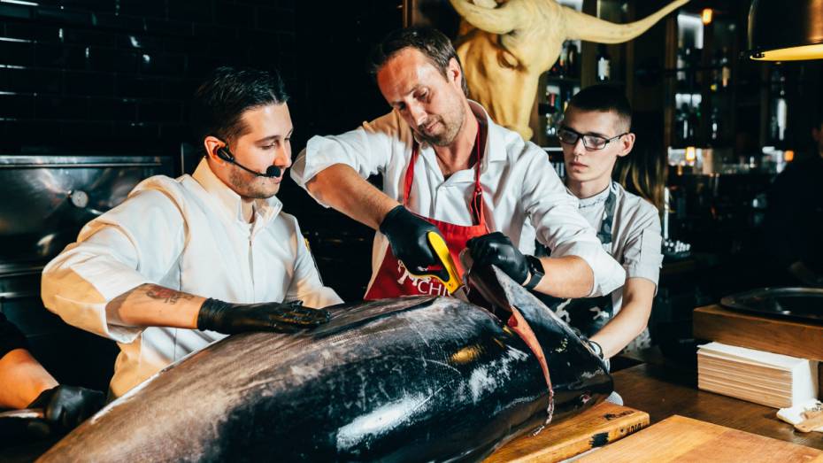 В воронежском ресторане впервые разделали 75-килограммового тунца 