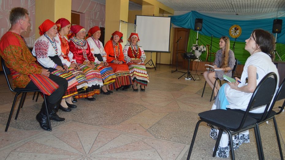 В Репьевском районе студенты-этнографы записали 150 народных песен и научились ткать