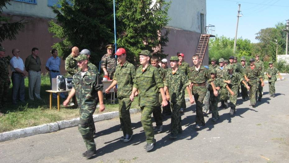 В Хохольской средней школе открылся оборонно-спортивный лагерь «Десантник»