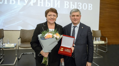 Олимпийская чемпионка Ирина Макогонова получила почетный знак Воронежской области