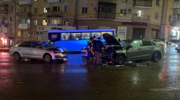 В Воронеже Geely выехал на встречку и столкнулся со Skoda: пострадали 3 человека