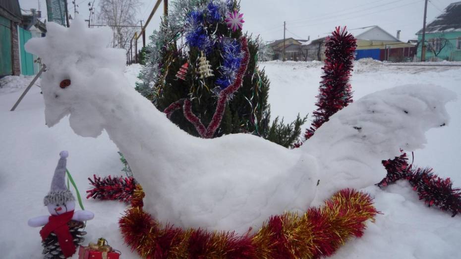 Жительница павловского села слепила из снега символ 2017 года