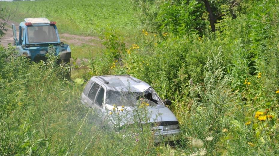 В Репьевском районе в результате ДТП машина упала в болото 