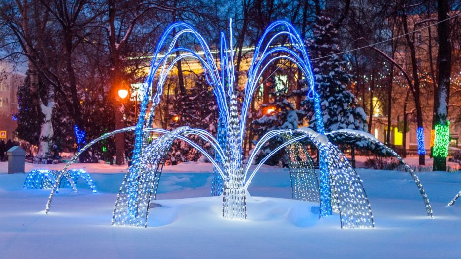 В Воронеже в Кольцовском сквере заработал зимний фонтан