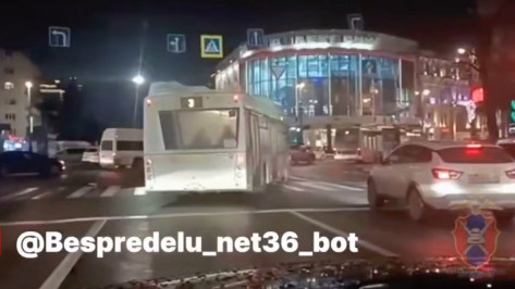 В Воронеже водителя автобуса оштрафовали за проезд на красный свет