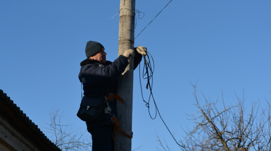 Нижнедевицкие электромонтеры восстановили радио- и телефонную связь
