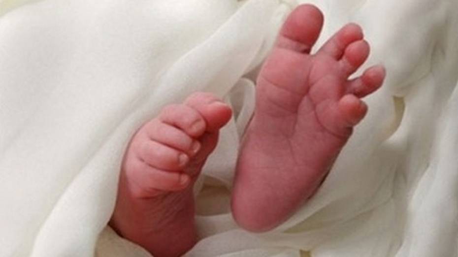 В Воронеже мать оставила новорожденного младенца умирать в летнем душе
