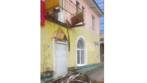 Очевидцы сообщили об обрушении балкона дома в Воронеже