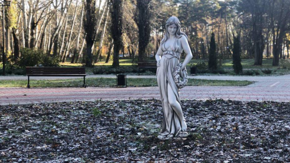 Губернатор оценил реконструкцию старинного парка в Воронежской области