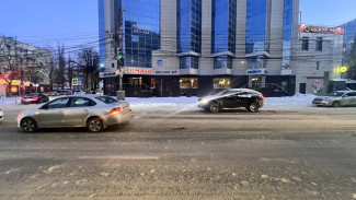 В центре Воронежа Mercedes врезался в Volkswagen и сбил мужчину