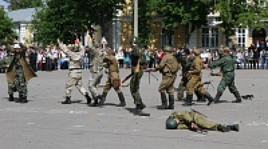 Впервые на центральной площади Богучара прошла масштабная реконструкция боя за освобождение Богучарского района