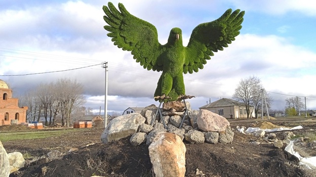 Топиар-фигуру орла установили в репьевском селе Истобное