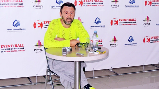 Сергей Шнуров показал воронежцам наряд в стиле «лакшериалкаш»