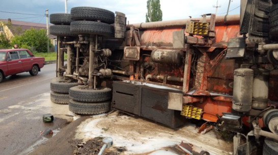 Под Воронежем после ДТП на дорогу разлилось топливо