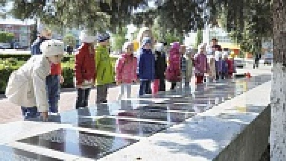 На мемориале Славы в Бутурлиновке обновлены памятные плиты