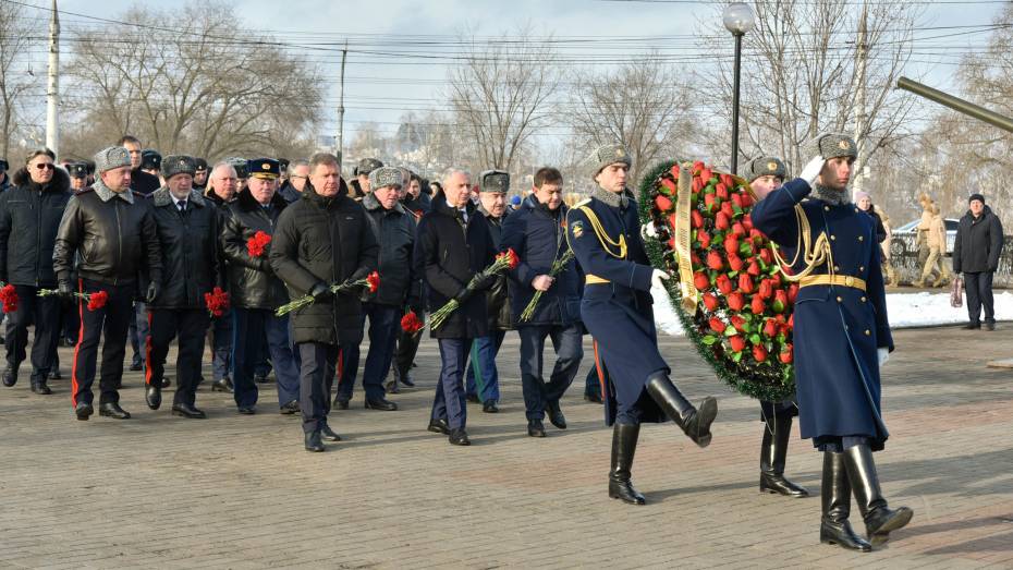 Делегация правительства Воронежской области почтила память Героев Отечества