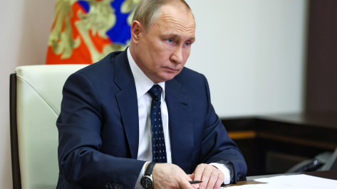 Владимир Путин утвердил поправки о внесудебной приостановке работы СМИ за публикацию фейков