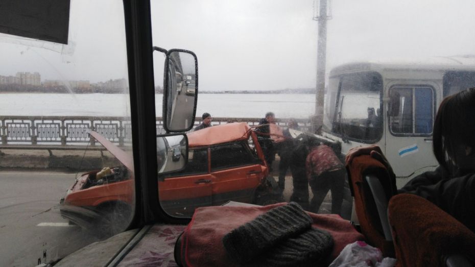 В Воронеже на Северном мосту автобус 26а врезался в ВАЗ