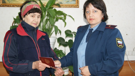 Жительница Крыма получила в Поворинском районе российский паспорт 