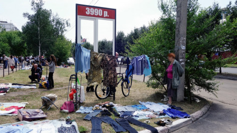 Выгнанные с воронежского «Птичьего рынка» торговцы старьем переместились на газон