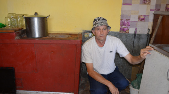 «Даю людям тепло». Электрик из Воронежской области 33 года занимается печным делом