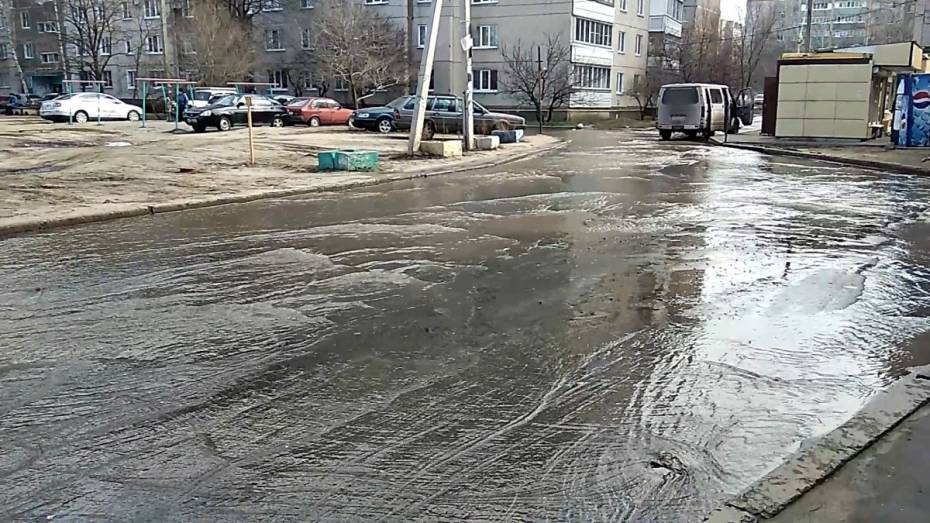 Потоп из-за коммунальной аварии на Хользунова в Воронеже попал на видео